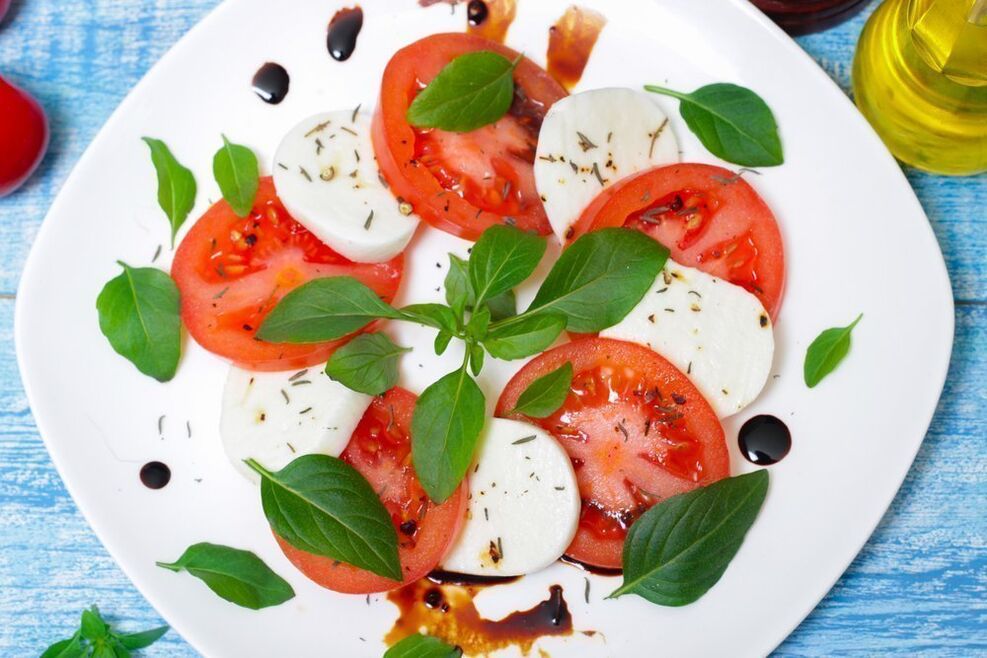 tomate con queso y hierbas para la dieta mediterránea