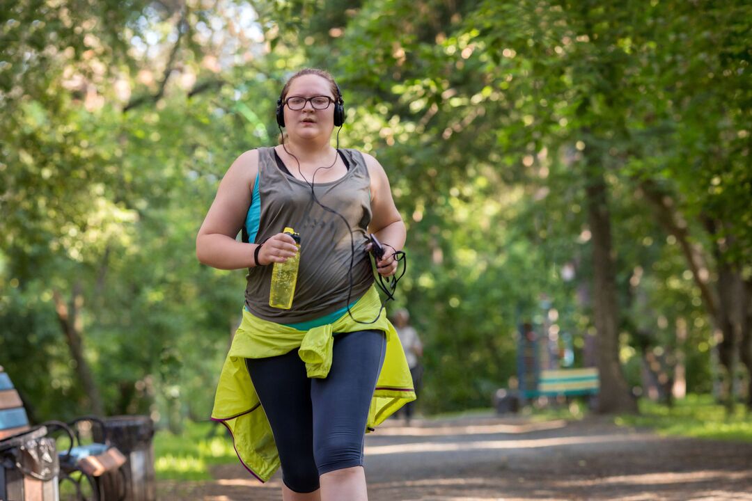 Una niña con sobrepeso comenzó a correr para perder peso. 