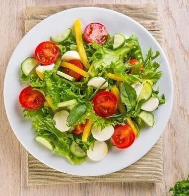 Una de las opciones para una dieta de trigo sarraceno durante un mes implica el uso de ensalada de verduras. 