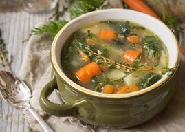 El menú de la dieta después de la extirpación de la vesícula biliar incluye sopas de verduras. 