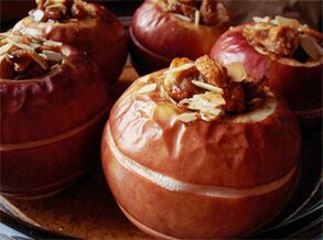 Las manzanas al horno con frutos secos son un postre en el menú dietético tras la extirpación de la vesícula biliar. 