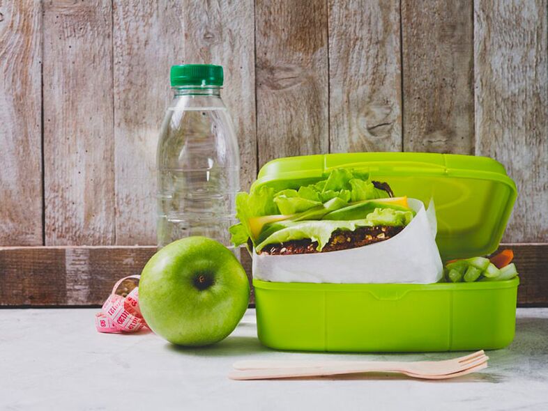 Manzana, agua y ensalada