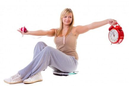 Una chica que quiere adelgazar come sano y según el régimen.