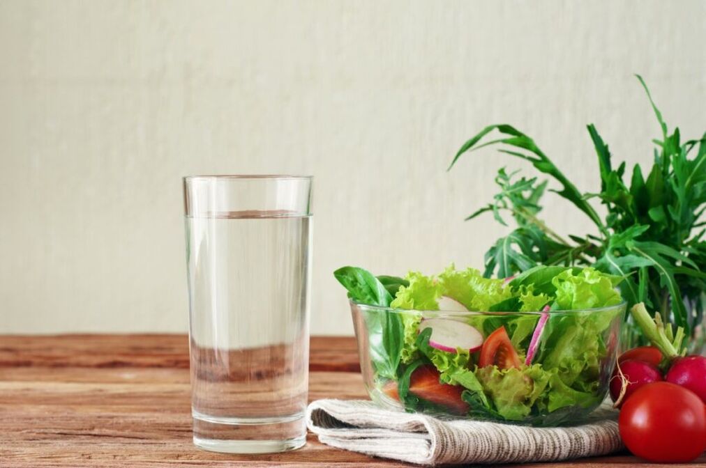 el agua antes de las comidas es la esencia de una dieta perezosa
